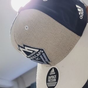 White caps Adidas snap back pression